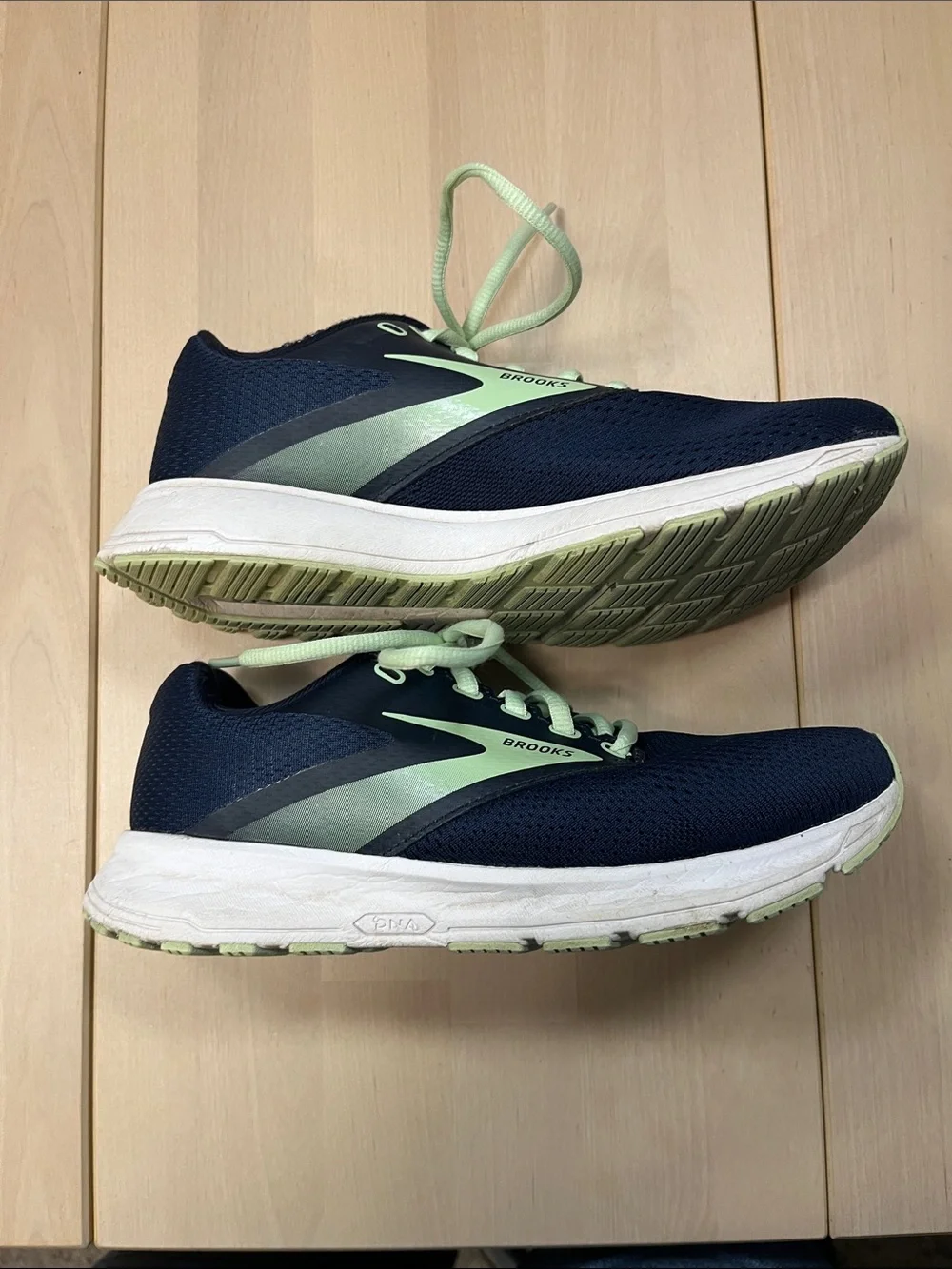 Brooks Navy Blue & Mint Green Sneakers Women’s 6.5 Medium